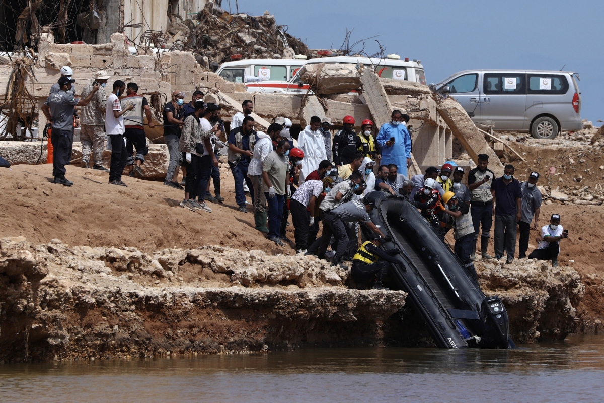 Libya tìm kiếm các nạn nhân bị cuốn trôi ra biển sau trận lụt kinh hoàng